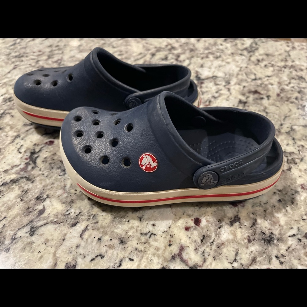 2/$15 Kids Crocs Size 6/7